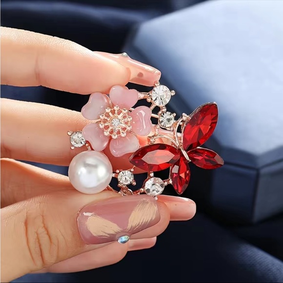 Vintage Elegant Flower Butterfly Brooch Pin with a pearl Gold 14K plated - Picture 3 of 5